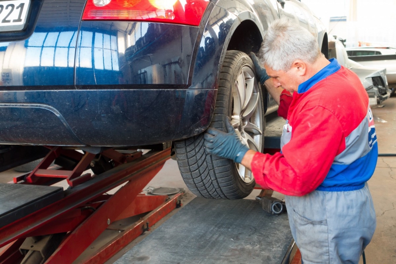 ecommerce-CAGNES SUR MER-min_auto_repair_repair_lift_auto_mechanic_work_clothes_master_professional_man_of_the_fold-685629