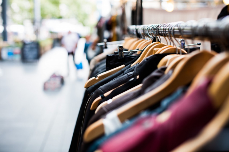 ecommerce-CAGNES SUR MER-min_blur_close_up_focus_hanger_jacket_market_people_rack-1176303