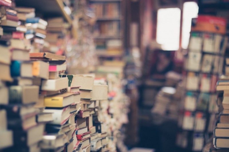 ecommerce-CAGNES SUR MER-min_books_stack_book_store_stack_of_books_2nd_hand_retro_hipster_shop-829090