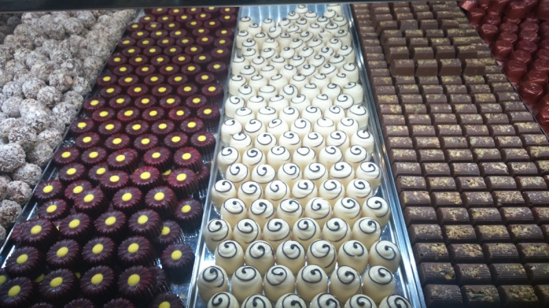 ecommerce-CAGNES SUR MER-min_chocolates_milk_chocolate_white_chocolate_truffles_candy_food_treat_cacao-1213769