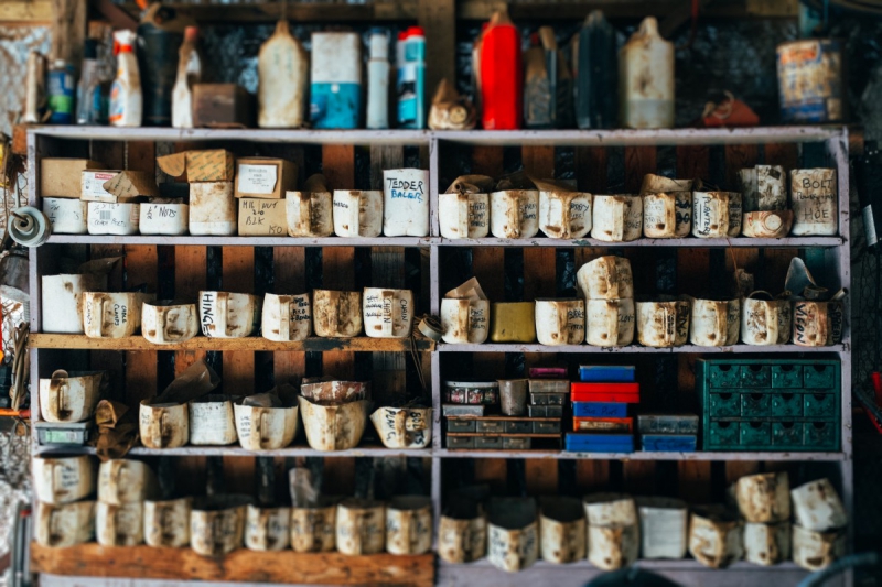 ecommerce-CAGNES SUR MER-min_shelf_garage_dirty_collection_grunge-1178