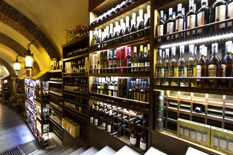 ecommerce-CAGNES SUR MER-min_world_street_travel_shop_canon_georgia_wine_bottles-429767